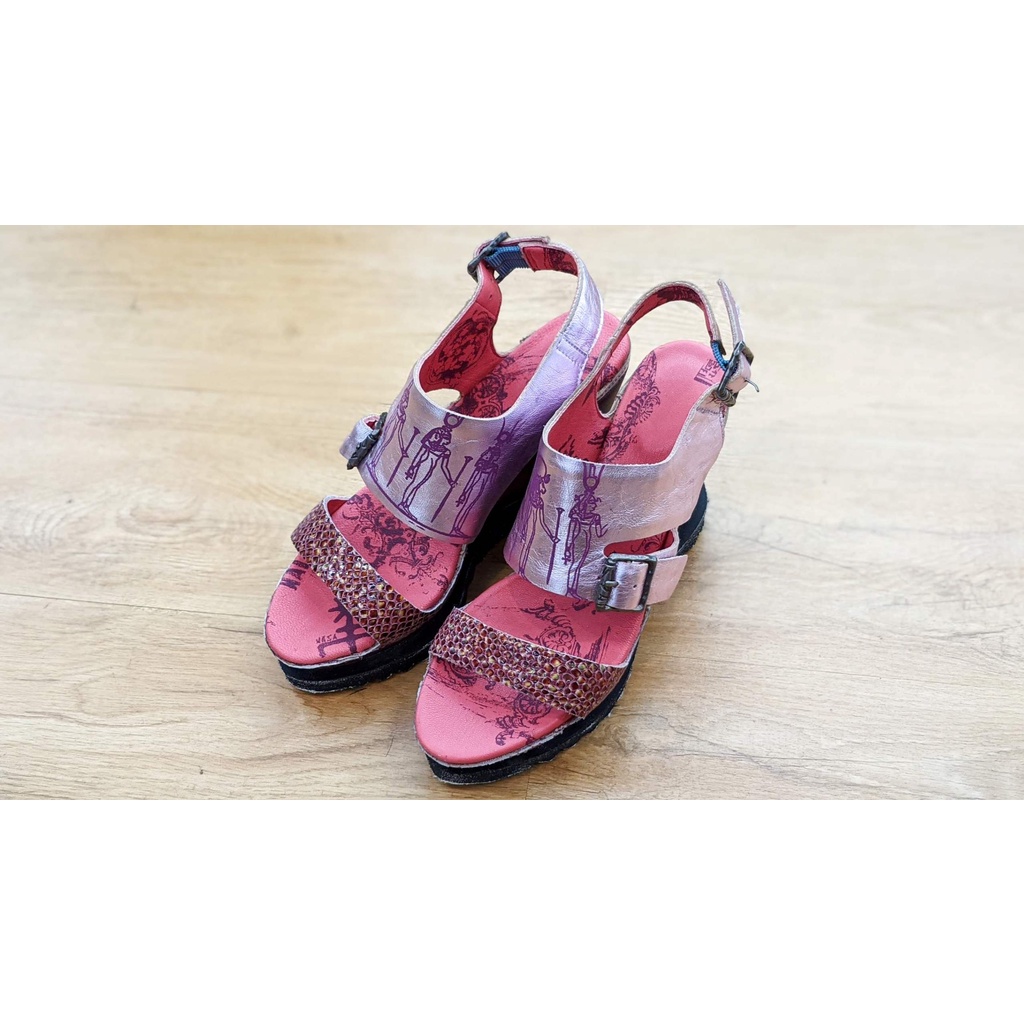 [鸚鵡鞋鋪]特價出清 MACANNA麥坎納 托勒密七世系列 金屬色炫彩壓紋楔型涼鞋