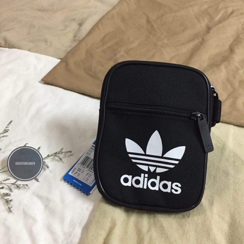 Gogosneaker® Adidas 小包包 腰包 黑白 手機包 側背包 零錢包 拉鍊