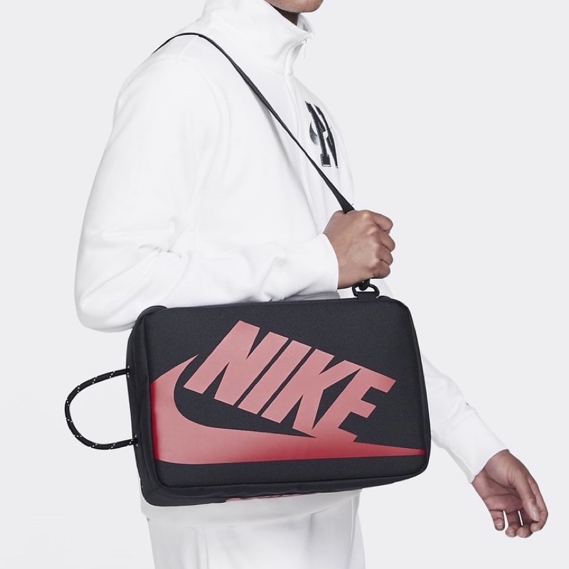 DY• NIKE SHOES BOX BAG 鞋盒包 側背包 鞋袋 運動 健身 手提 經典 黑紅 DA7337-010