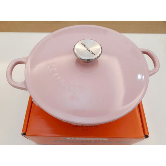 LE CREUSET 雪紡粉22cm 媽咪鍋 （內黑）