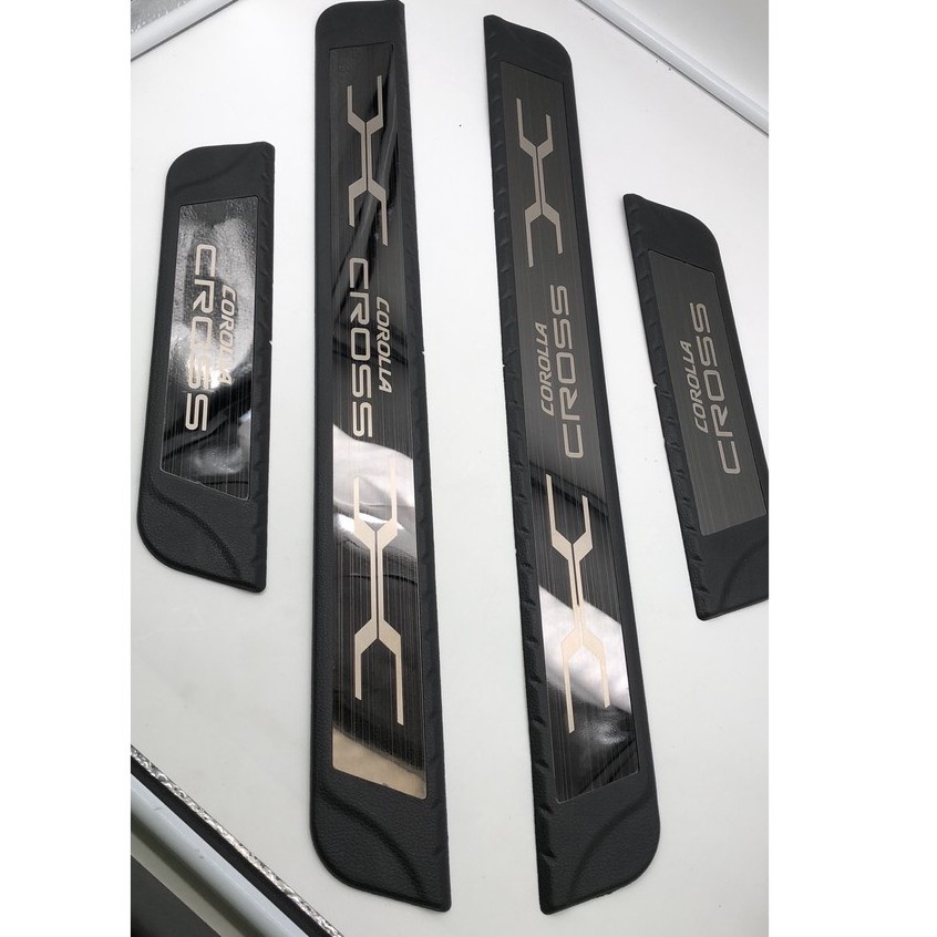 豐田COROLLA CROSS專用#改裝 內門檻飾板 4件組#拉絲紋不銹鋼+橡膠包圍