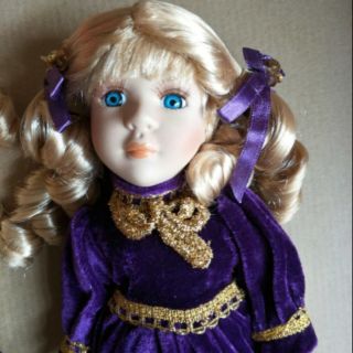金髮藍眼紫色絨洋裝陶瓷娃娃
