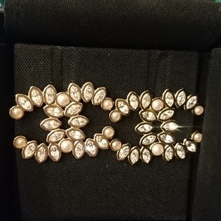 香奈兒 Chanel 2019年 夏天 新款 LOGO 貼耳, 閃亮, 大耳環 (水鑽及珍珠搭配, 很亮眼) 巴黎 耳針