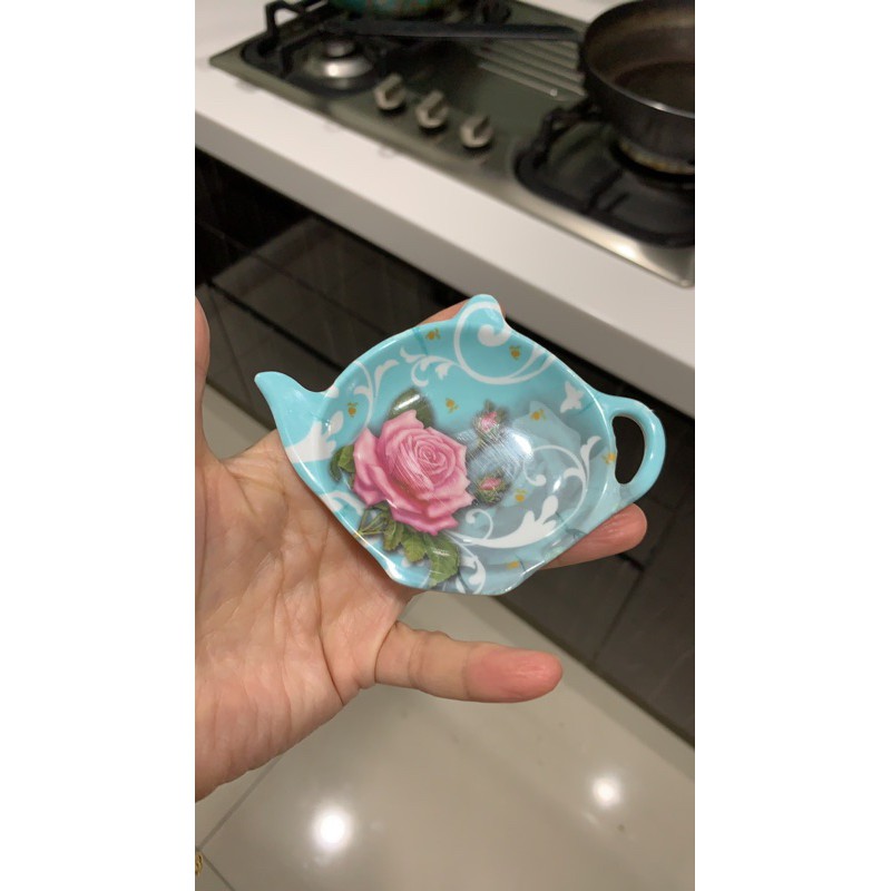 全新茶壺、玫瑰造型茶包置放小盤子，也可以拿來放小物或是放小香皂