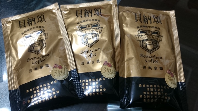 義美經典原味奶茶，另有貝納頌經典拿鐵二合一咖啡，三合一咖啡