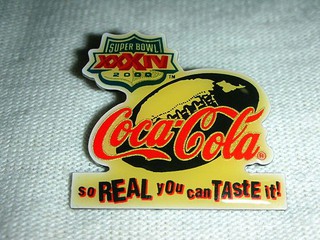 aaL皮商旋.全新附袋1999年發行可口可樂(Coca Cola)2000超級杯美式足球造型徽章/勳章/紀念章
