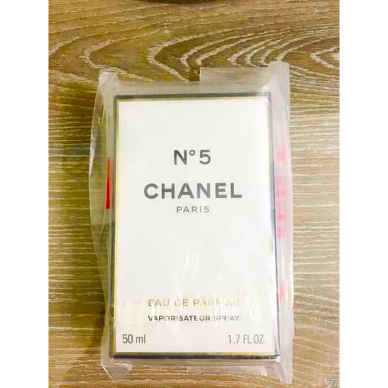 CHANEL 香奈兒 NO.5 香水 (50 ml)，上海機場購入，絕對正品，特惠價2500元。