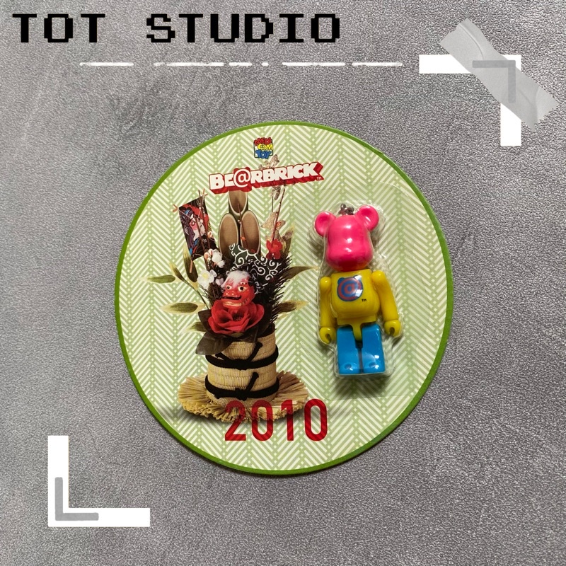 ‹ TOT.Studio › 庫柏力克熊 Be@rbrick 70% 2010 新年快樂 吊飾