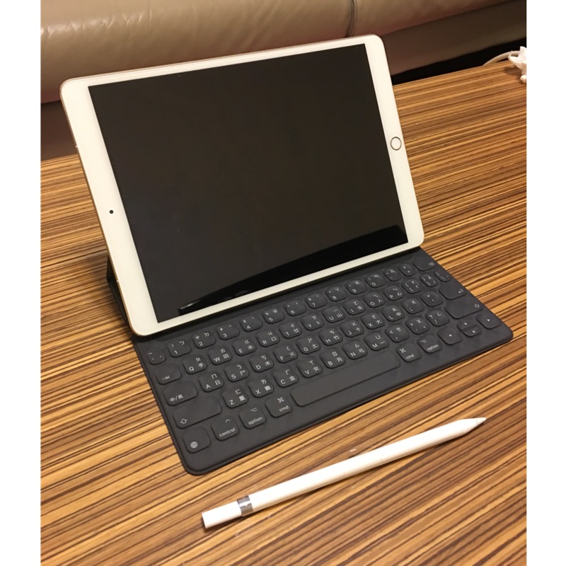 二手售  IPAD  Apple 10.5" iPad Pro 256GB (LTE)+鍵盤+筆(金）下標前先詢問