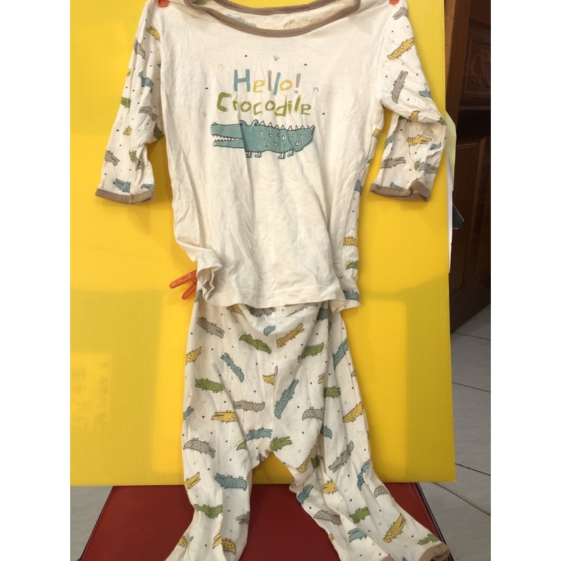 二手兒童睡衣，適合身高120 ，鱷魚圖案，褲子是7分長褲。韓國製。