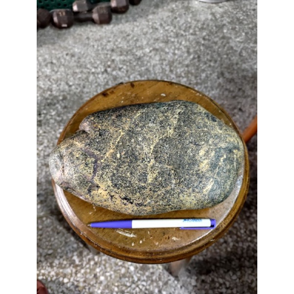黃金瓜石，約3.8公斤，編號黃0702，置於圓2