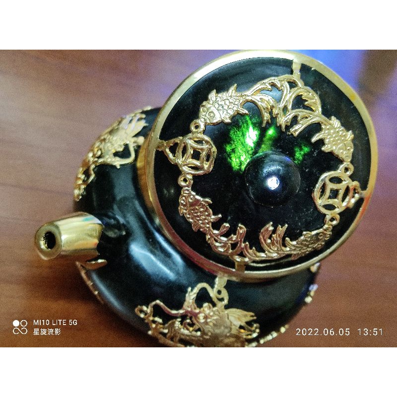 「台灣墨翠鑲金龍翡翠綠光圓形茶壺組」24期每月$7875帶回家，養生收藏送禮首選，限量一組。