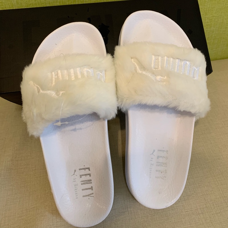 PUMA X FENTY雷哈娜的毛絨拖鞋