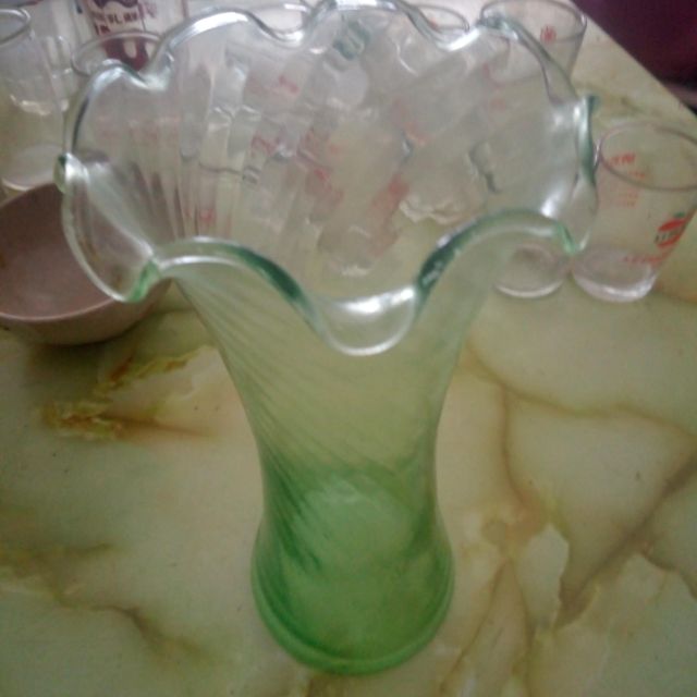 早期的藝術玻璃花瓶一個，8x22cm, 很精美的