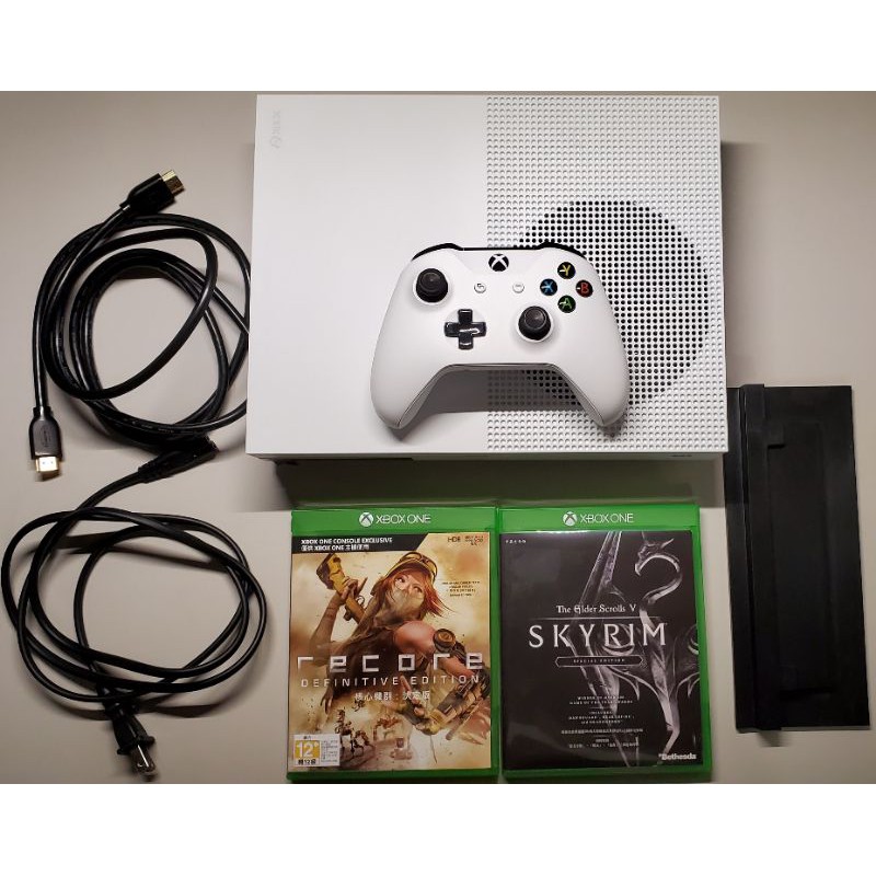 二手 XBOX ONE S 1TB 光碟版 主機 送兩片遊戲：上古卷軸5、核心機群 送立架 含 XBOX 手把 原箱配件