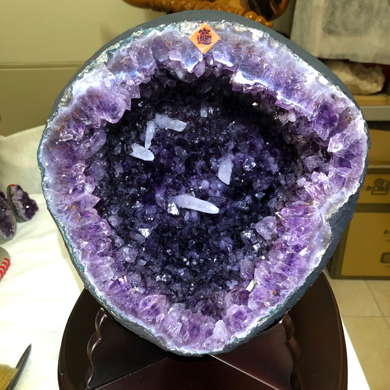 產地巴西、頂級ESP紫水晶洞、水滴💧型招財、財庫大洞深、帶鈦晶瑪瑙紫到邊、晶體紫透閃亮、帶特殊柱狀方結石長細砂糖晶、