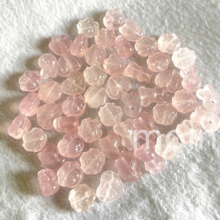 天然 莫桑比克粉晶 粉水晶 芙蓉石 小熊 狐仙 蝴蝶結 兔耳朵 貔貅 貓爪 趴趴兔 玫瑰花 吊墜 隔珠 牡丹花 狐狸 熊