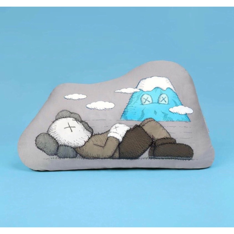 Kaws Holiday Japan 富士山 Fuji 抱枕