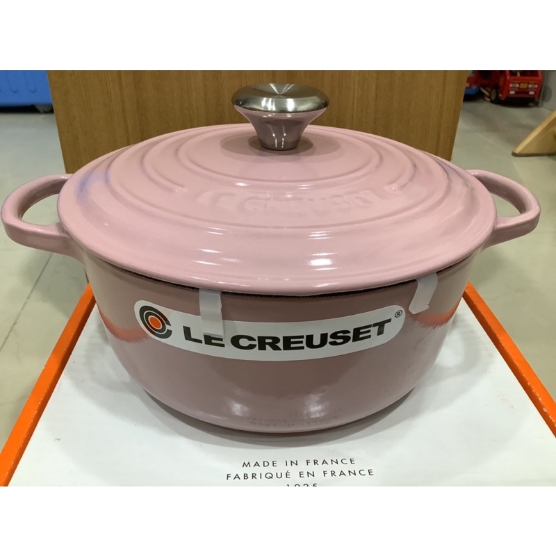 ～全新 Le creuset 玫瑰粉圓鍋20cm  (2.4L) (免運）