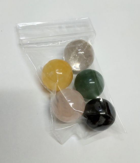 天然五行珠球一組2公分，白水晶，東菱玉，黑曜石，黃玉球，粉晶各一顆