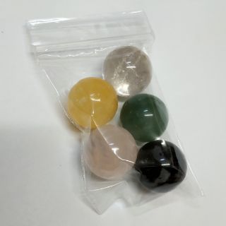 天然五行珠球一組2公分，白水晶，東菱玉，黑曜石，黃玉球，粉晶各一顆