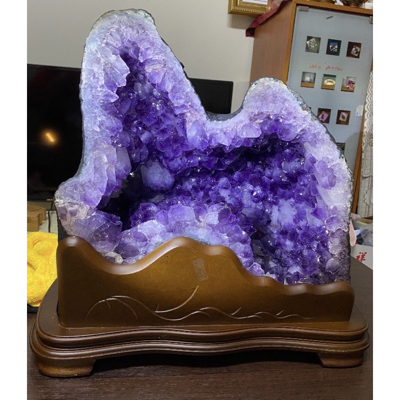 《花玉水晶》漂亮的水形巴西紫晶洞