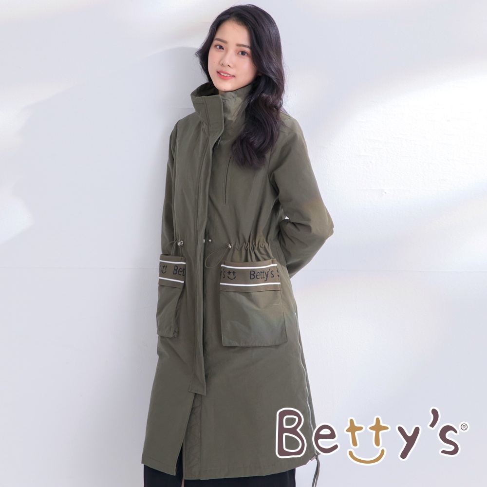 betty’s貝蒂思(05)長版鋪棉LOGO立領大衣(軍綠)