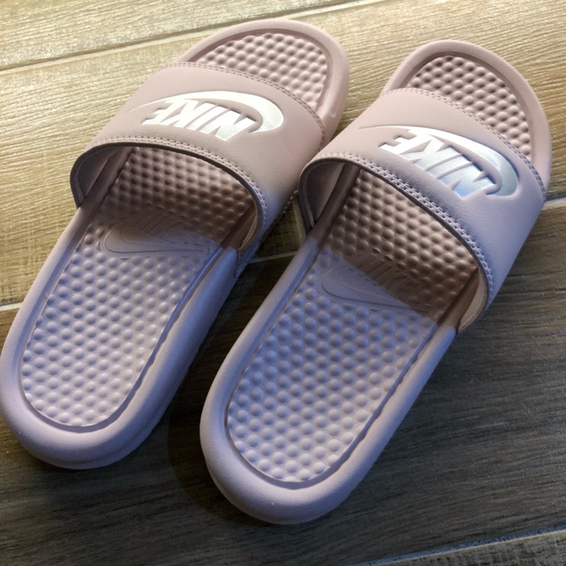 Nike benassi Just Do It print輕量拖鞋（女款）銀勾勾藕粉色US6-23號