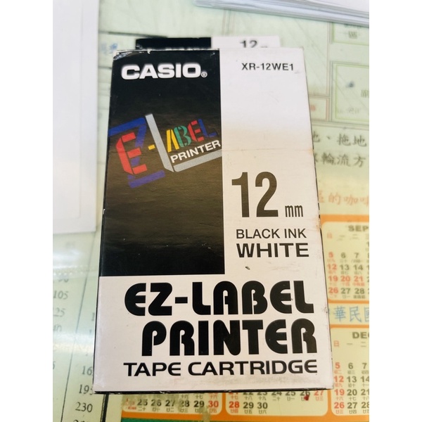 CASIO 原廠標籤帶12mm 白底黑字（XR-12WE1)