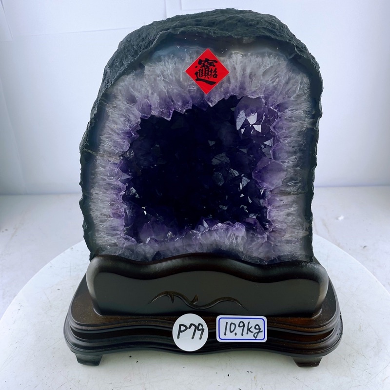 H2900頂級巴西木型紫水晶洞含座重：10.9kg  高28cm寬度26cm厚度24cm，洞深6cm （紫晶洞