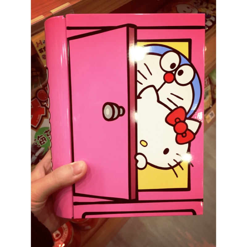 White Bunny日韓代購-Hello Kitty✖️多拉A夢聯名 任意門造型 鐵盒巧克力