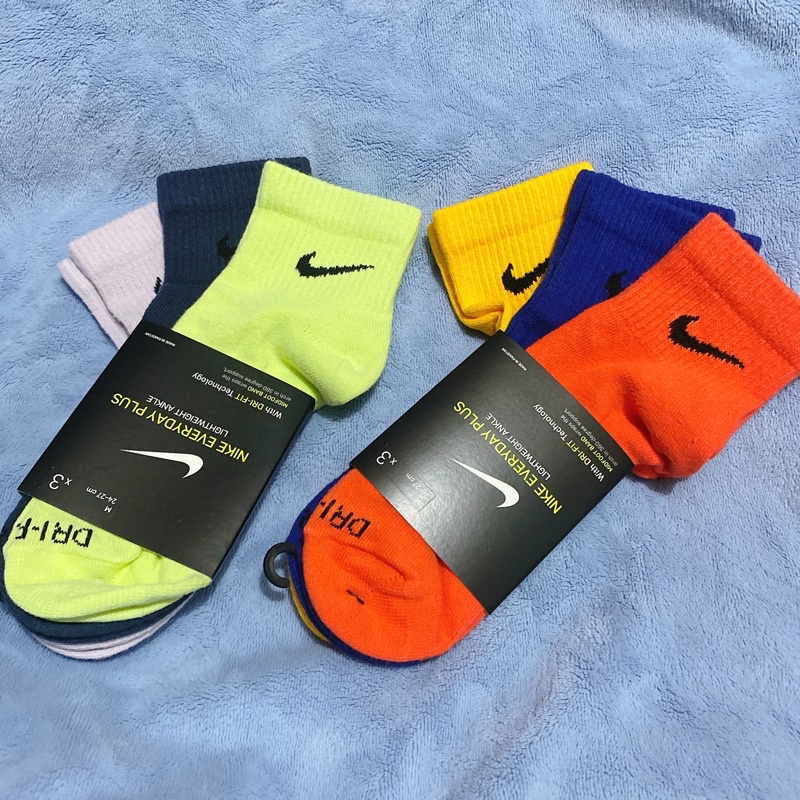 【KAITO SHOP 衫衫】 NIKE／勾勾／正品／中筒襪／襪子／特殊色／螢光色／三雙一組／全新／台灣公司貨