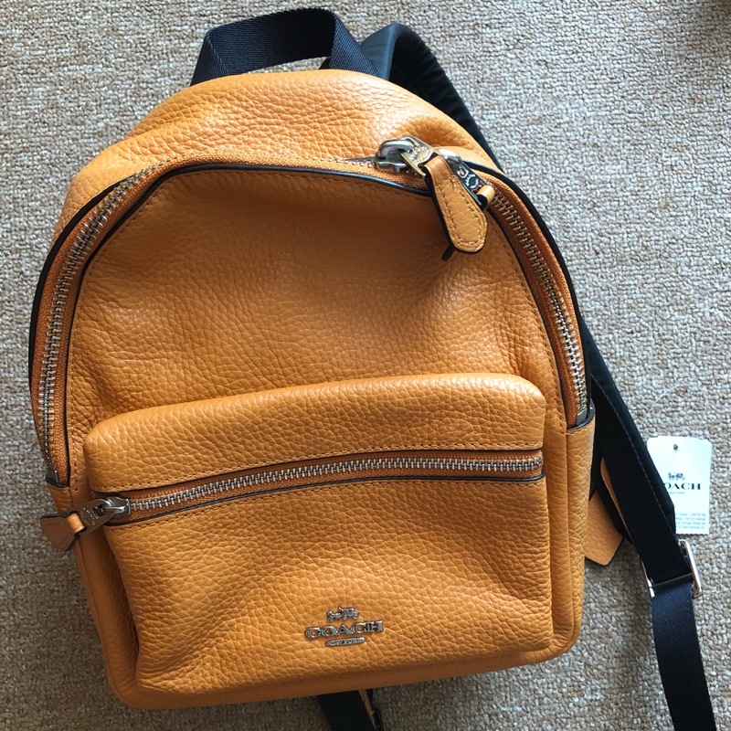 [COACH] F28995 金馬車荔枝紋皮革拉鍊後背包（小） - 橘色