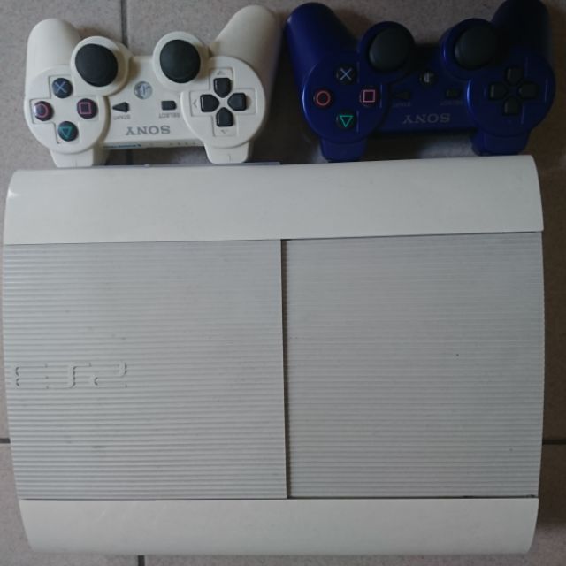 白色二手PS3主機附手把和遊戲片