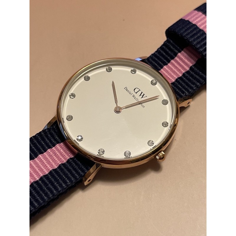 Daniel Wellington Dw手錶34mm 白鑽面三色帶款近全新品附贈一條原廠dw紅色帆布帶 蝦皮購物