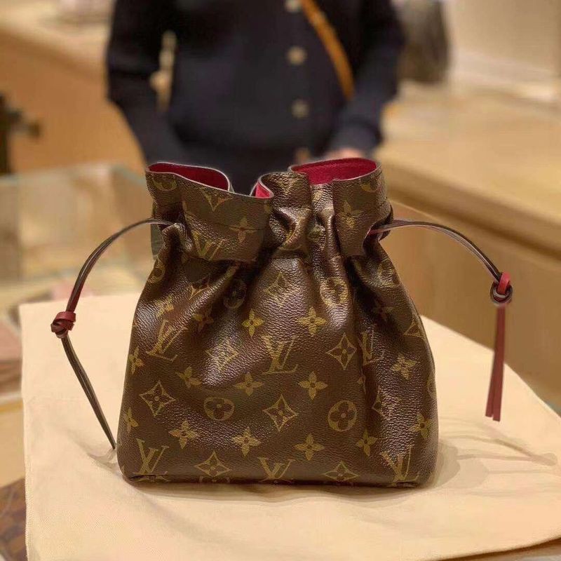 全新正品lv M Noe 收納袋日本文青風福袋束口式小水桶包束口式收袋包很可愛旅行盥洗包 蝦皮購物