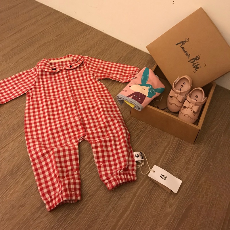（h*****202下訂）小女嬰禮盒便宜賣（純棉兔裝+皮鞋+雙面用圍兜），紅色格紋有RL POLO丶GAP風