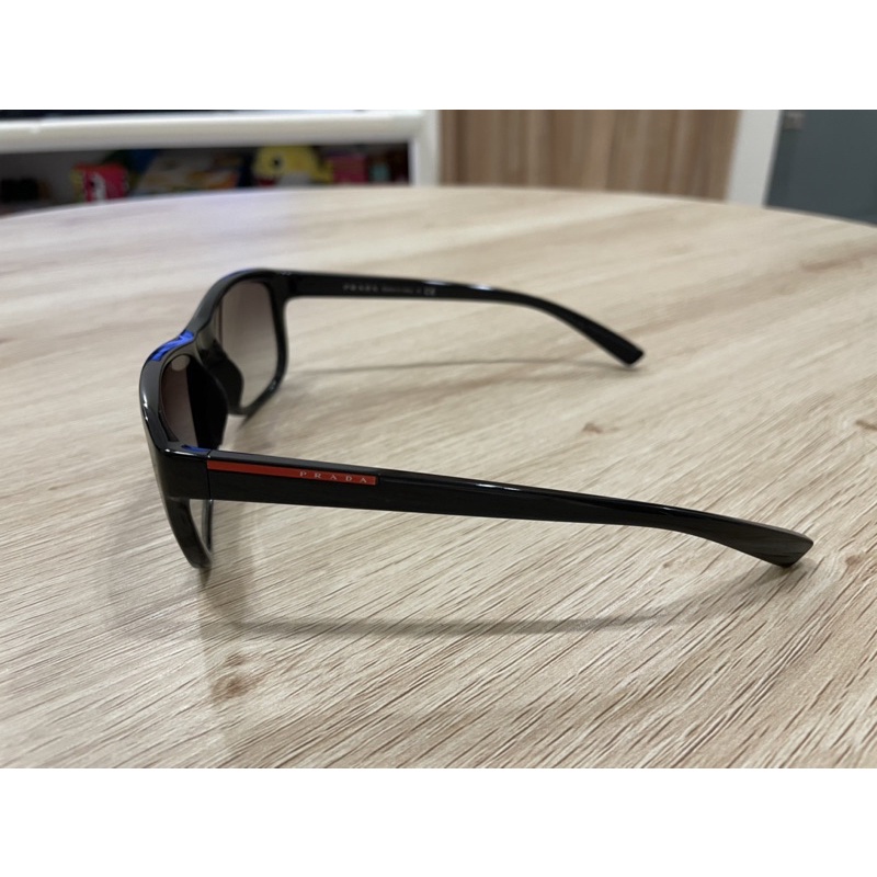 PRADA太陽眼鏡，9成新原價買快1萬，特價1999元士林天母可面交 0910780715