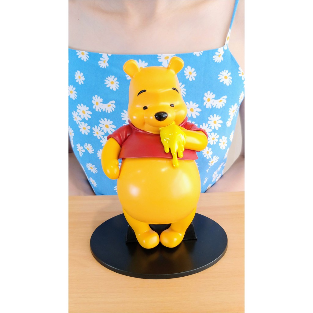 日本景品 迪士尼 小熊維尼公仔（吃蜂蜜款） Supreme Collection Winnie the Pooh