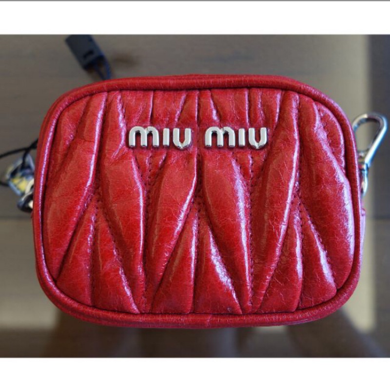 全新MIU MIU 經典抓皺設計小羊皮拉鍊零錢包 小包 掛飾