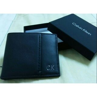 【現貨優惠】美國代購 Calvin klein 男款縫合皮革薄型錢包 CK金屬標誌雙折卡包