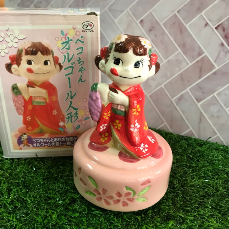 日本珍藏不二家牛奶妹日式手拿葡萄瓷燒人形旋轉音樂盒