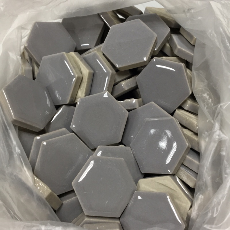 43 灰色馬賽克 六角型馬賽克 DIY拼貼 磁磚 手工藝 瓷磚 拍照小物 六角馬賽克 蜂巢馬賽克