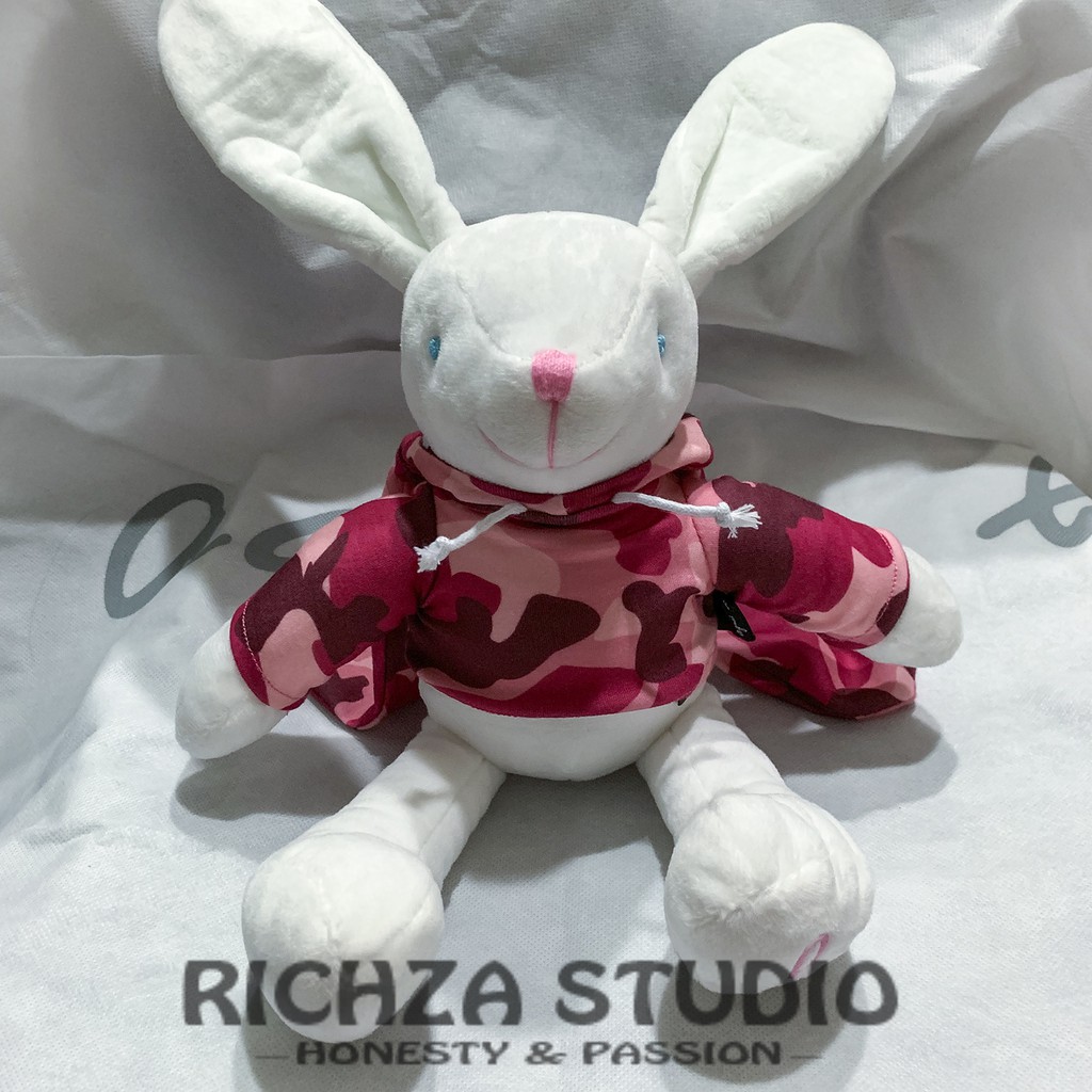 【RICHZA STUDIO】絕版品 Agnes b. 兔子絨毛娃娃 月兔 公仔玩偶 孟加拉玫瑰紅色系迷彩連帽外套可穿脫