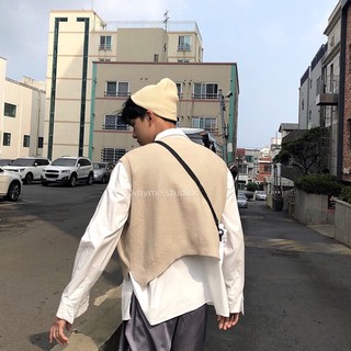 Image of 【𝗪𝗛𝗬𝗠𝗘】（現貨出清）熱銷款V領短版針織背心3color 1#Y180 韓系穿搭 韓國男裝 針織背心男