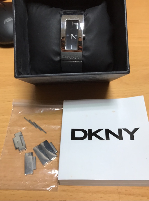 DKNY素面銀色手錶