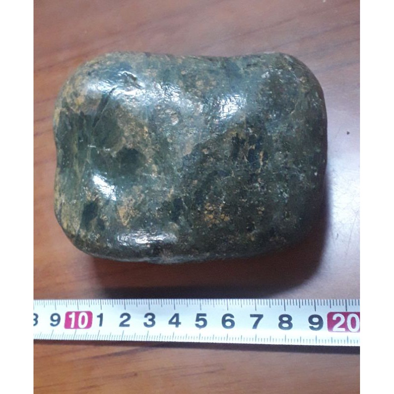 金瓜石，約860克，外表有打磨，編號瓜0214，置於圓1