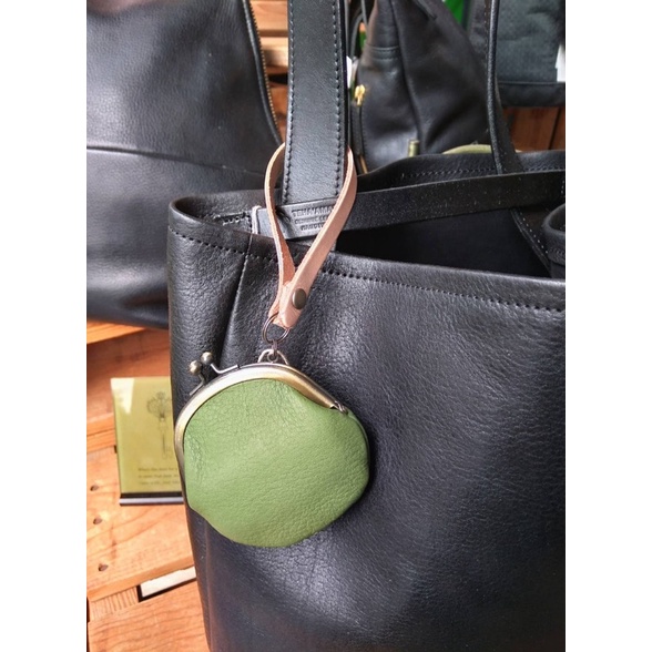 ❤️現貨👉綠色 日本製 Kanmi 牛皮珠扣零錢包 口金包附掛帶