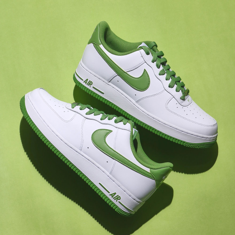 NIKE 休閒鞋 AIR FORCE 1 07 白底 草綠 經典 鐵牌 男 (布魯克林) DH7561-105