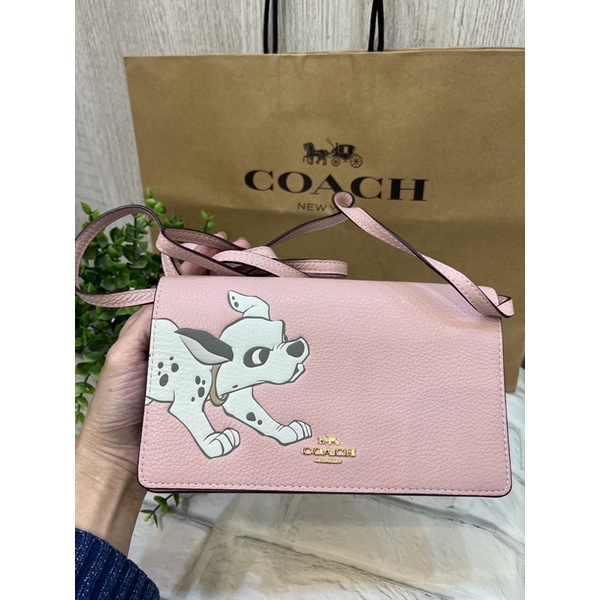 🇺🇸coach🔥迪士尼限量聯名款荔枝紋皮革💞💞粉底滿版忠狗WOC手拿/肩背斜背包長夾